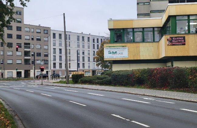 Anfahrtsweg zum Gebäude